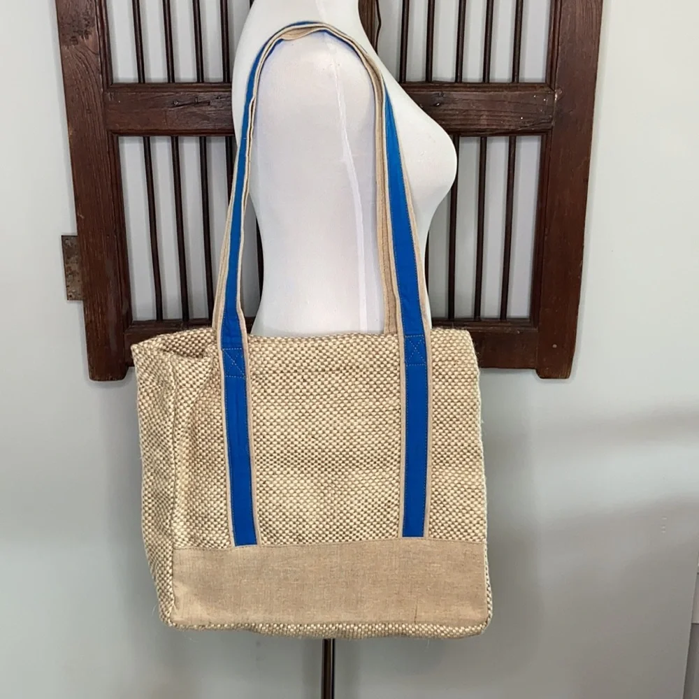 BEACH TOTE W INSIDE‎ POCKET & BLUE SHOULDER STRAPS